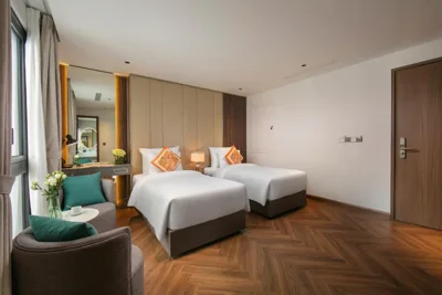 Premier tweepersoonskamer met twee aparte bedden, uitzicht op de stad en bad — Léman Old Quarter